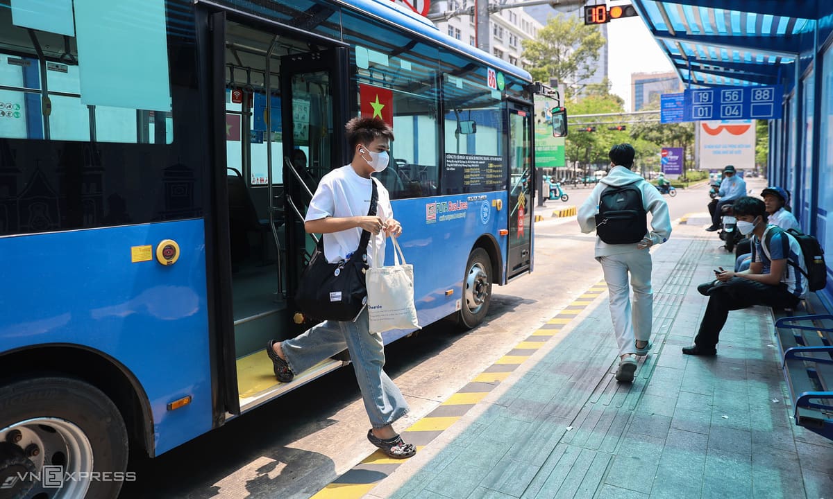 TP HCM vận động công chức đi xe buýt, metro hai lần mỗi tuần