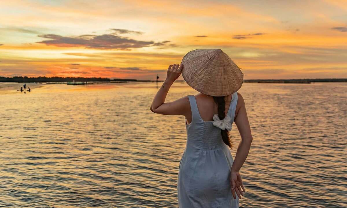 Một chiều mò cua bắt ốc trên phá Tam Giang