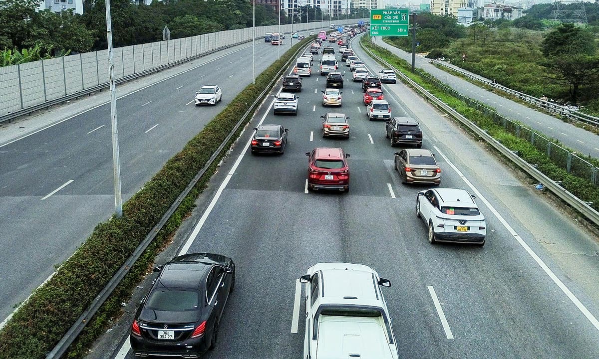 Tranh cãi đề xuất 'làn trái cao tốc chỉ để vượt'