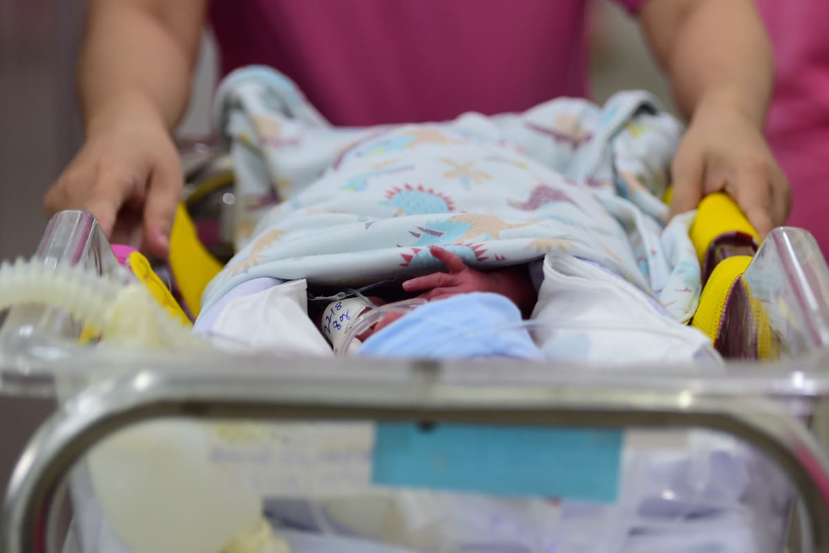 Thưởng tiền khuyến sinh và bài toán người trẻ ngại đẻ