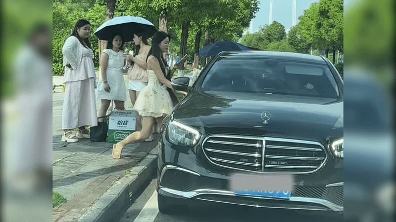 Vợ trẻ 'muốn độn thổ' vì lên nhầm ôtô