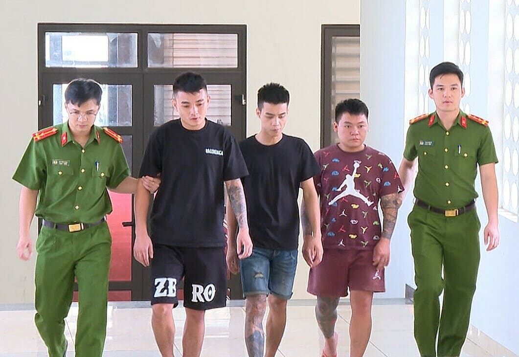 Dàn cảnh va quẹt ôtô, khống chế người đi đường để 'vòi' tiền