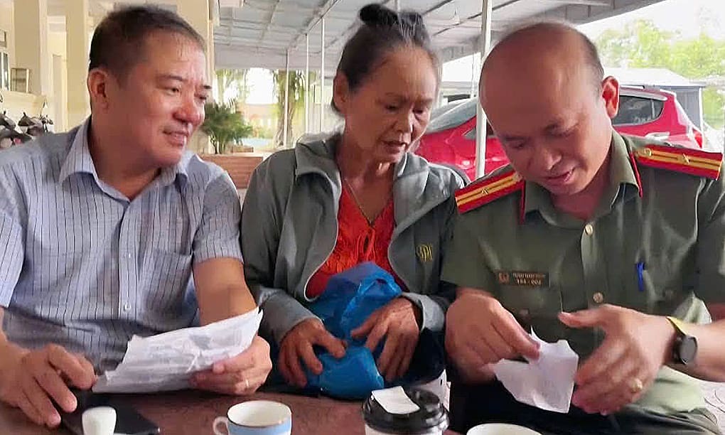 Tài xế taxi nghi khách bị lừa, chở thẳng đến công an