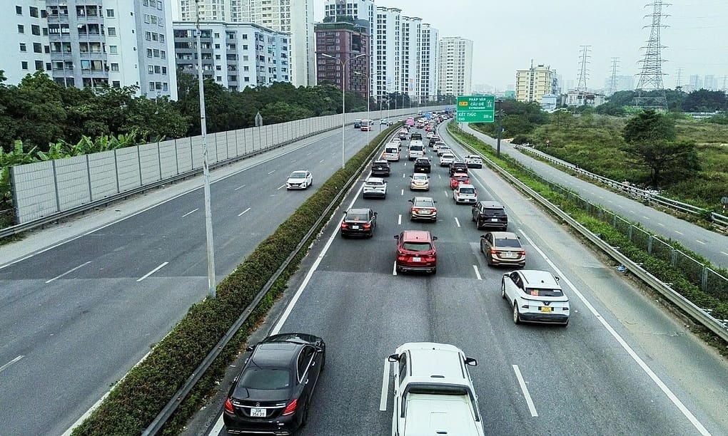 Nỗi lo chạy 120 km/h dính lỗi bám làn khi 'làn trái cao tốc chỉ để vượt'