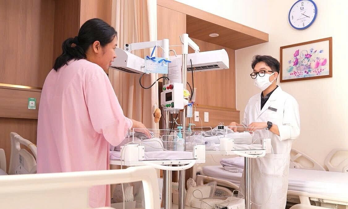 Nỗ lực giữ song thai mắc hội chứng truyền máu đến khi chào đời an toàn