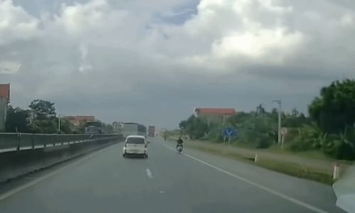 Автомобиль врезался в грузовик с резким поворотом - кто ошибался?
