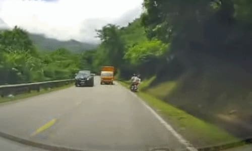 Ôtô vượt lấn làn 'dọa' ngã người đi xe máy
