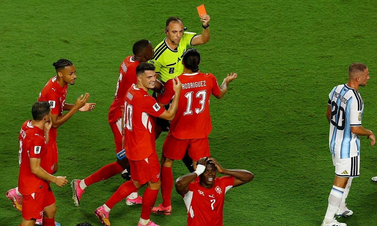 FIFA bảo vệ quyết định VAR ở trận Argentina thắng Thụy Sĩ