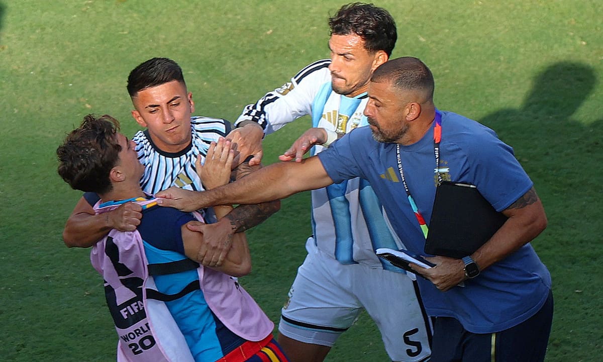 Ba thành viên Argentina bị FIFA điều tra vì cáo buộc hành hung