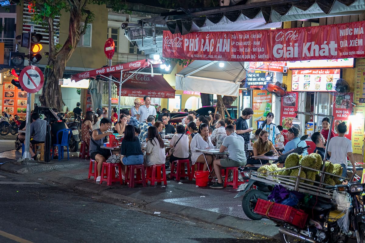 Vỉa hè trung tâm Đà Nẵng ngày thông thoáng, đêm bị chiếm dụng