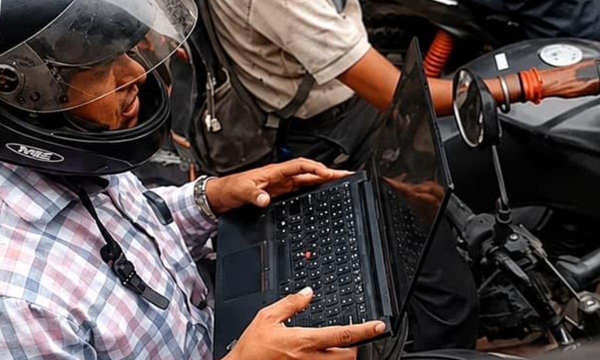 Khoảnh khắc mở laptop lúc chờ đèn đỏ gây 'sốt' mạng