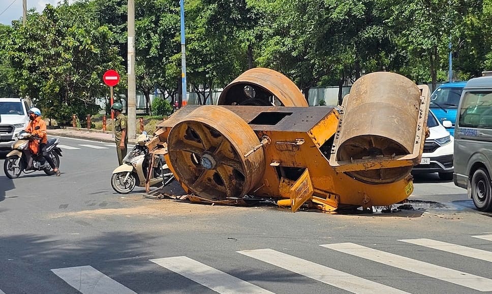 Роллер падает на переполненной дороге в Хошимине
