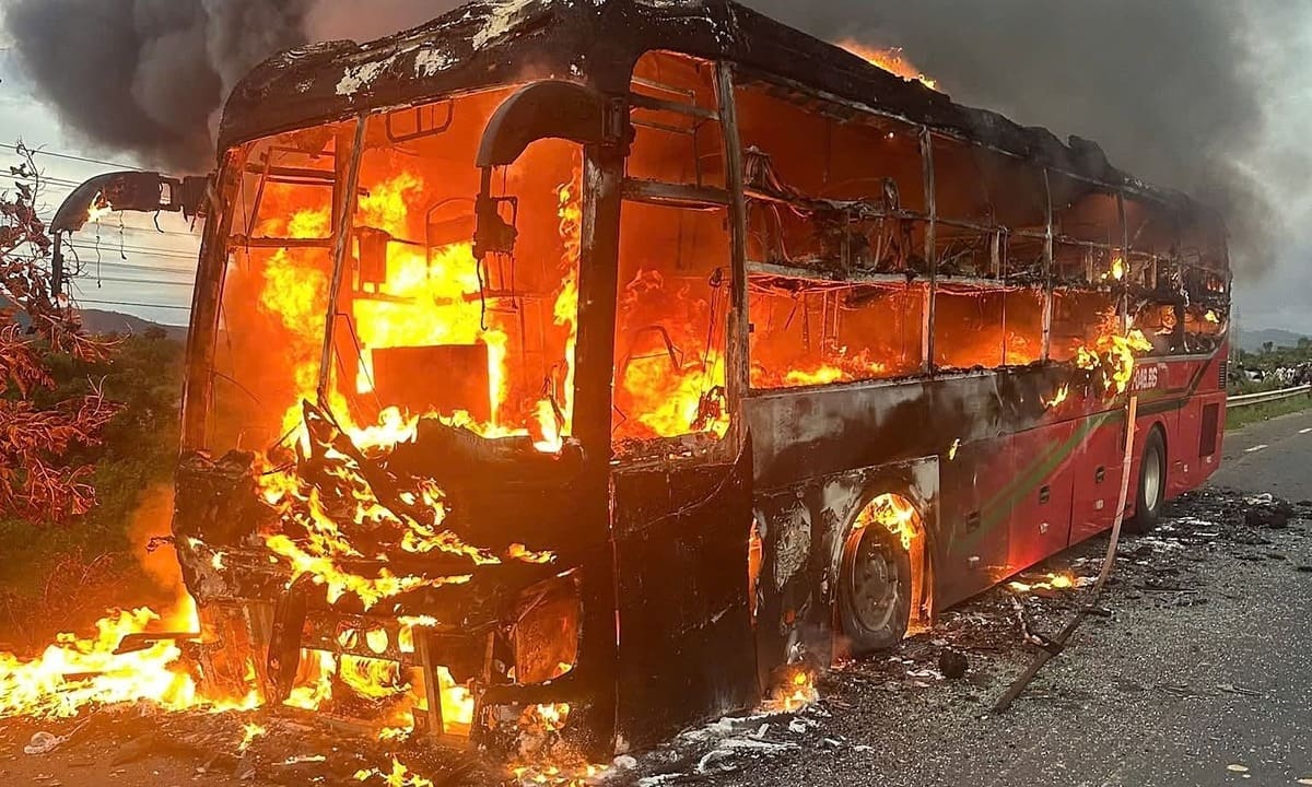Автобус, перевозивший 10 человек, загорелся на национальной трассе через Даклак
