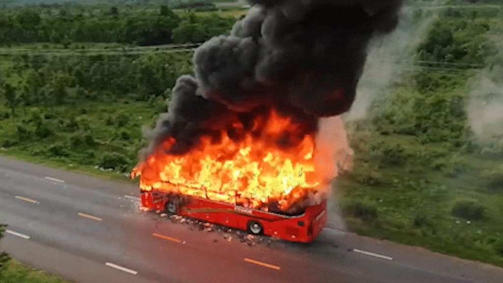 Пассажиры сказали в тот момент, когда автобус загорелся.