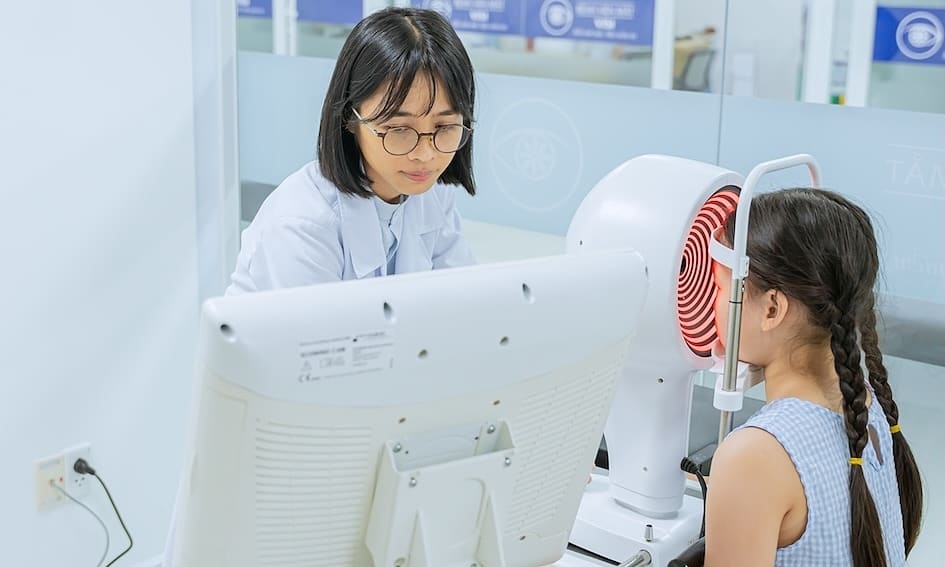 Hệ lụy kép khi trẻ bị lé mắt