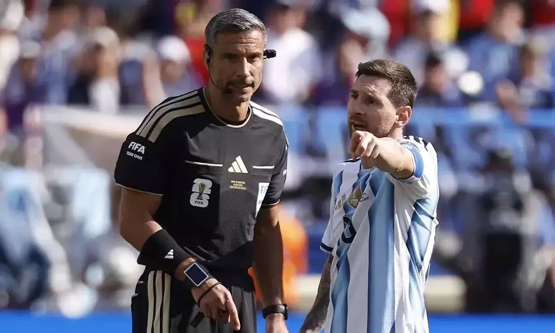 Trọng tài chung kết World Cup: 'Messi đã hành xử đúng mực'