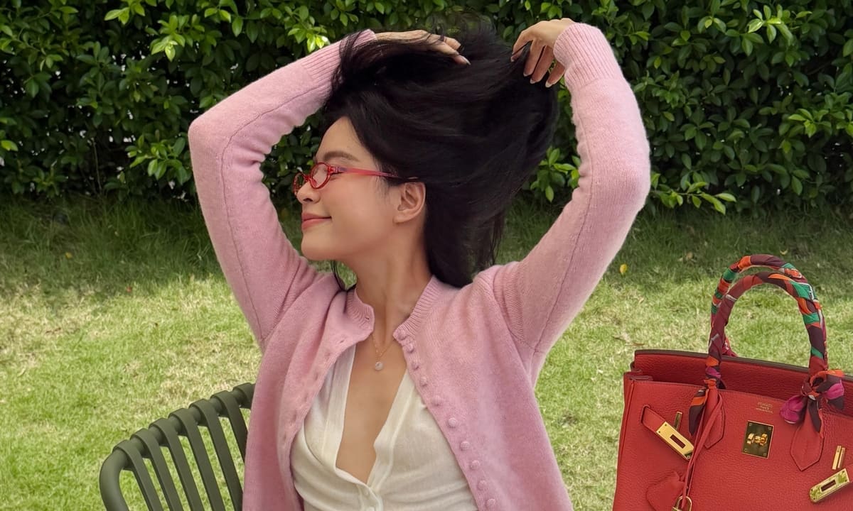 Trang phục dạo phố hè của Hoàng Thùy Linh