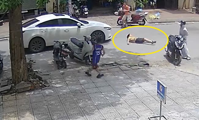 Cậu bé nhảy ra từ góc khuất bị ôtô tông trúng