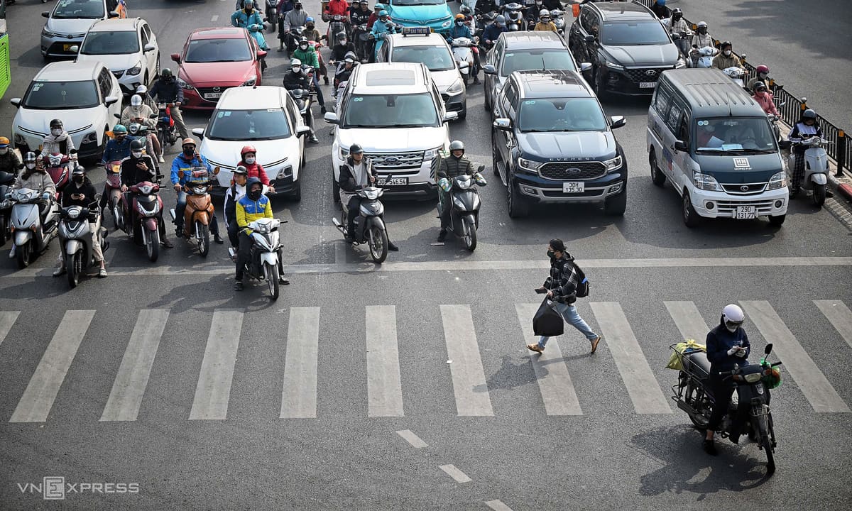 Phải nhường đường cho người đi bộ khi đèn xanh?