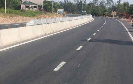 Ngộ nhận về quyền vượt xe ở vạch kẻ đứt