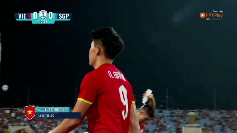HLV Kim Sang-sik khó chịu với Đình Bắc
