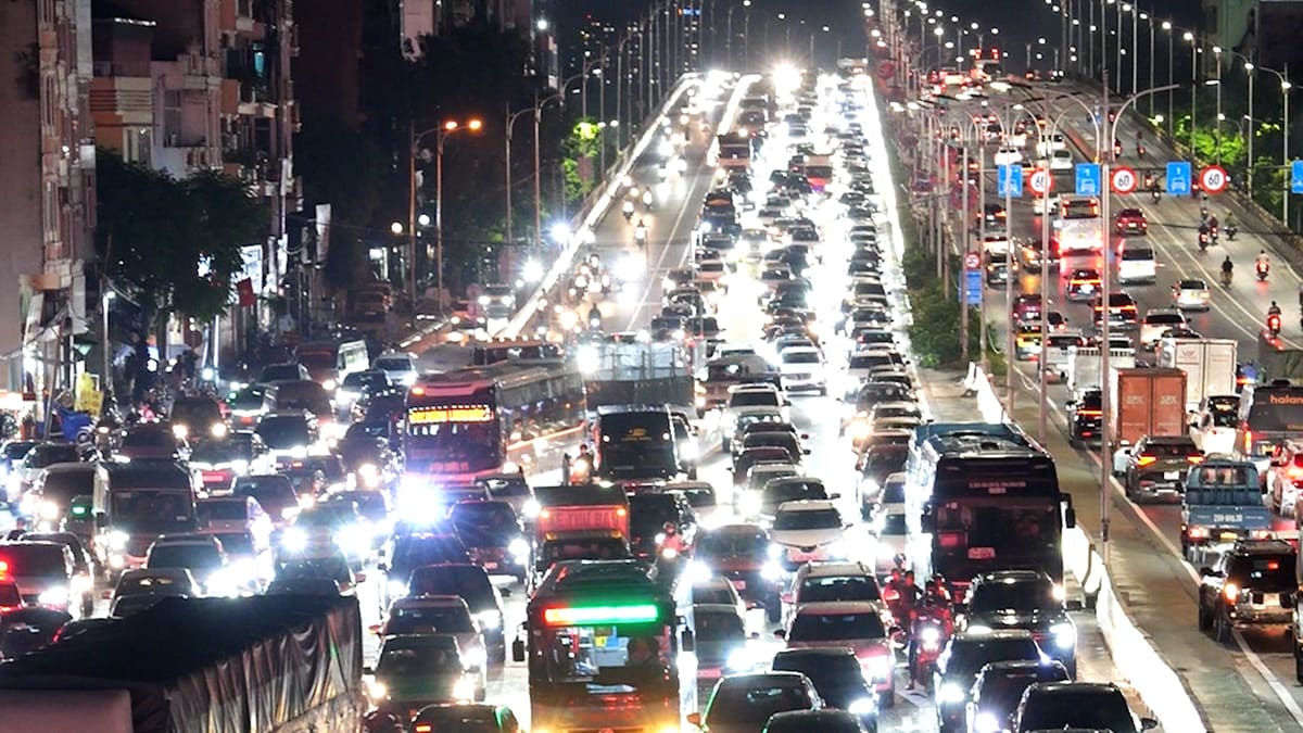 Nhiều tuyến đường Hà Nội ùn tắc kéo dài sau mưa lớn