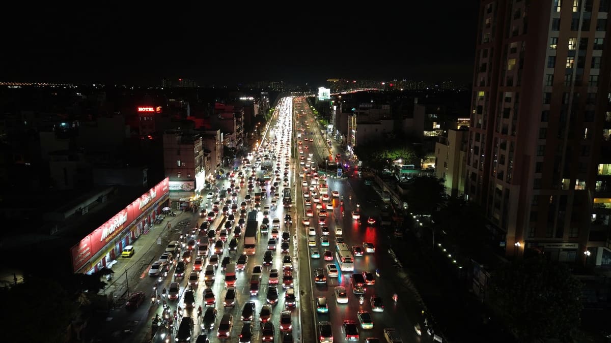 Hàng nghìn phương tiện ùn ứ trên cầu Vĩnh Tuy