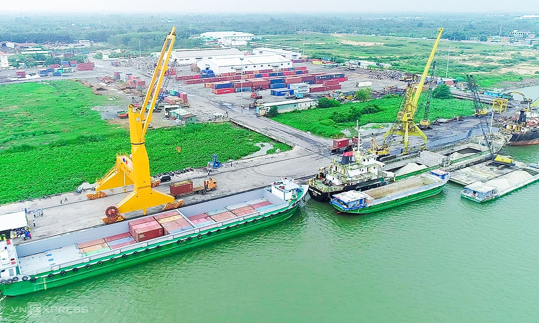 'Loay hoay' mở luồng cho tàu lớn vào sông Hậu