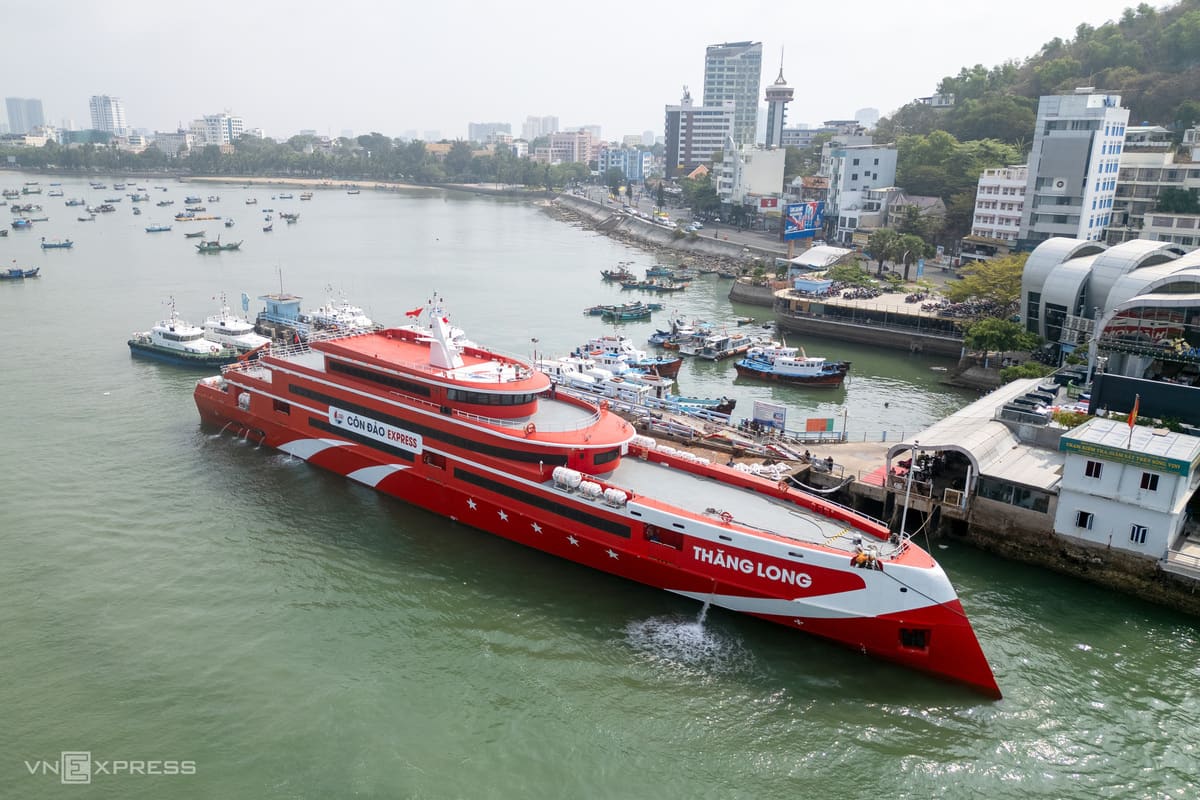 Tàu chở 200 khách đi Côn Đảo gặp sự cố máy