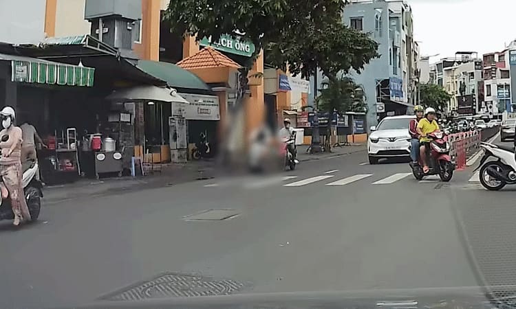 Đứa trẻ đi xe máy điện tạt ngang đầu ôtô