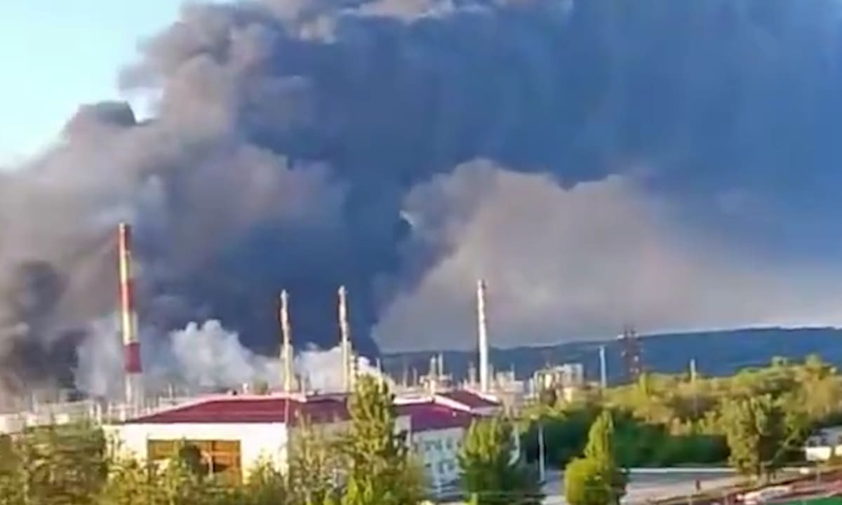 Украина запускает сотни беспилотников для рейда на российский НПЗ, стратегический аэропорт