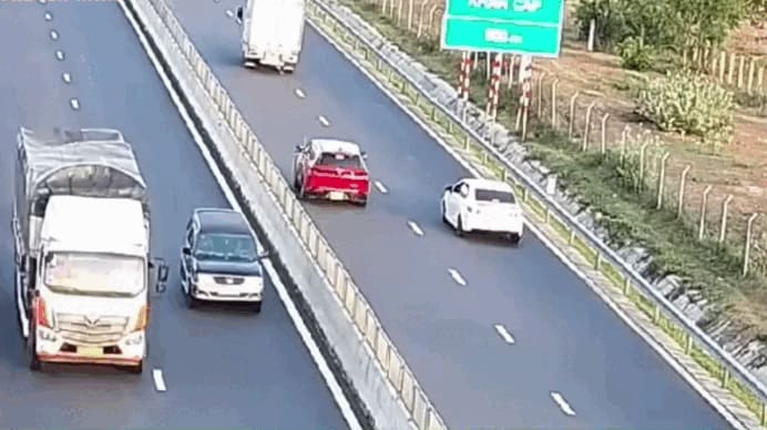 Водитель женского пола едет задним ходом по скоростной автомагистрали Винь Хао - Фантьет