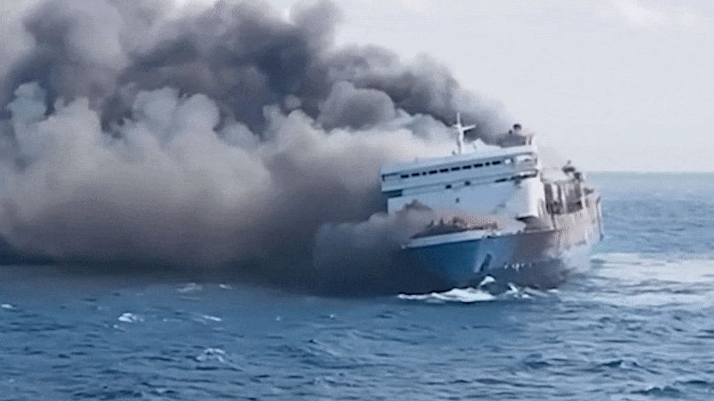 Пожар на пароме с 271 человеком в Индонезии, пассажиры прыгают в море