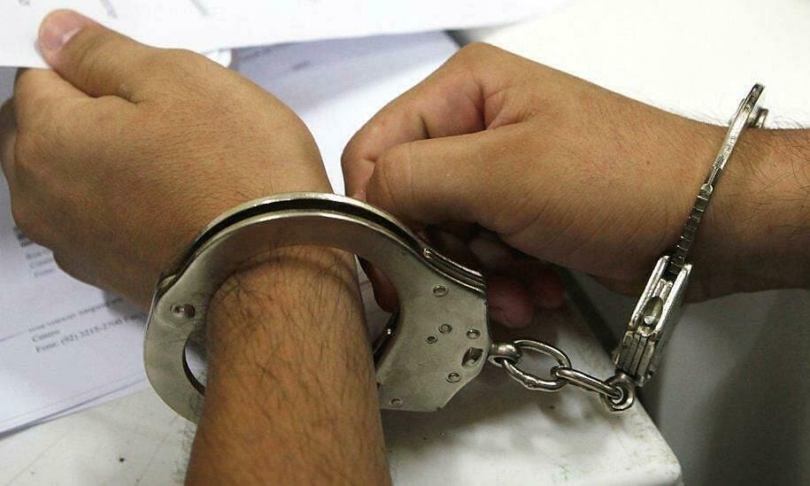Цепляясь за неудачную любовь, юноша холодно поступил со своей девушкой.