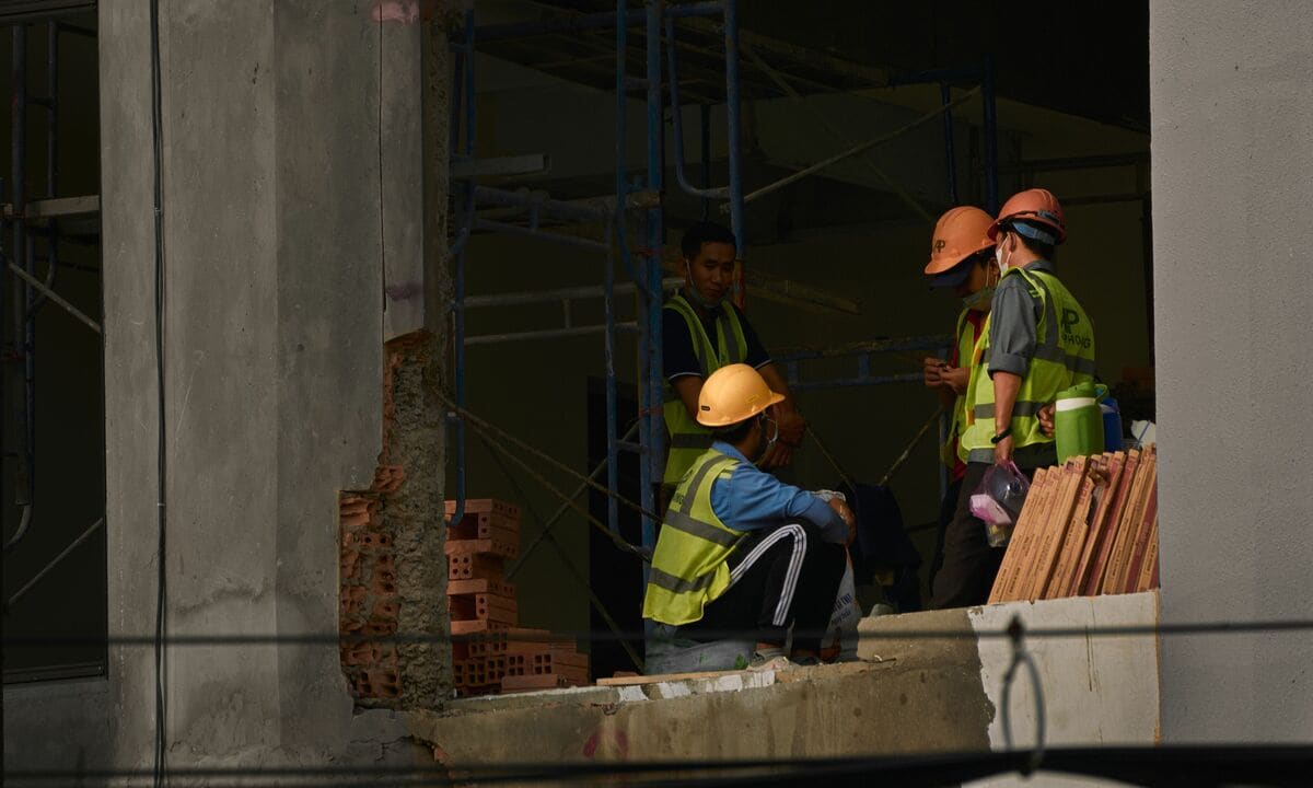 Bữa nhậu khôn khéo giữa chủ nhà và nhóm thợ xây