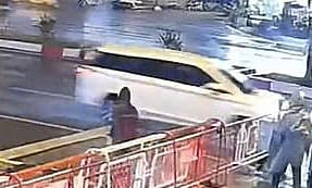 Tài xế ôtô tông rào chắn đường sắt ở TP HCM