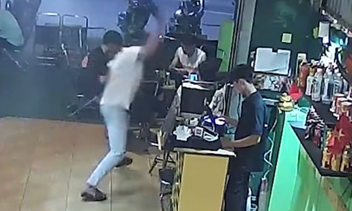 16-летний подросток рубит друга за то, что он думает, что на него «смотрят»