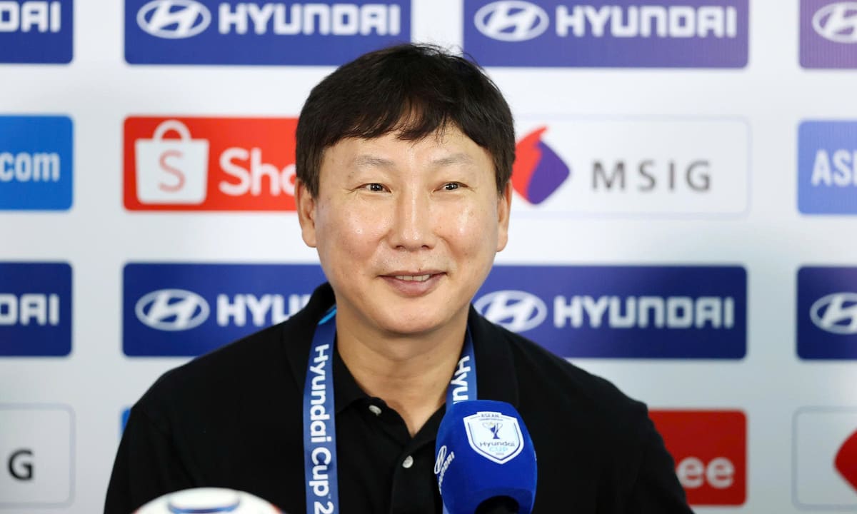 HLV Kim Sang-sik: 'Tôi sẽ vứt hết áo trắng trong tủ'