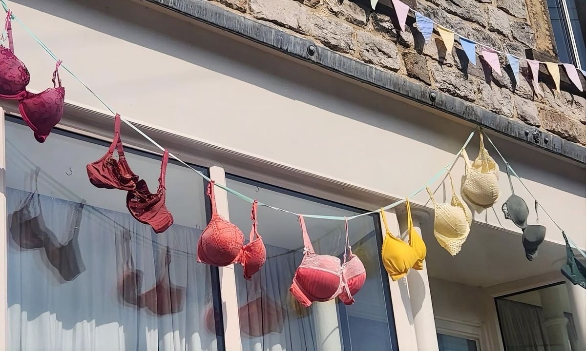 Ngôi làng treo đồ lót để trang trí