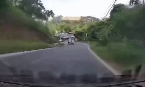 Xe tải lật ngang xô vào xe ngược chiều
