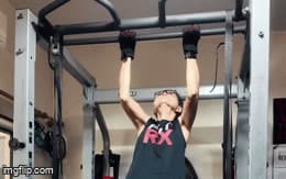 Cụ bà Singapore 80 tuổi hít xà, nhấc tạ