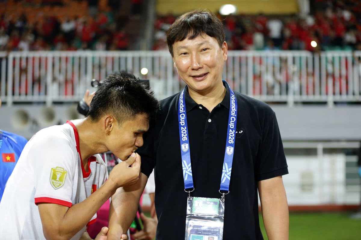 Cầu thủ hôn áo của HLV Kim Sang-sik