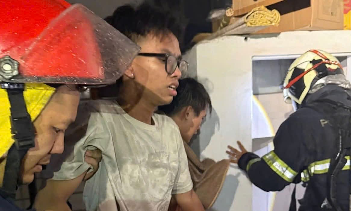 Cứu hai người khỏi đám cháy lúc rạng sáng ở Hà Nội