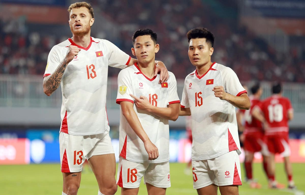 Hai Long ăn mừng ngạo nghễ trước CĐV Indonesia