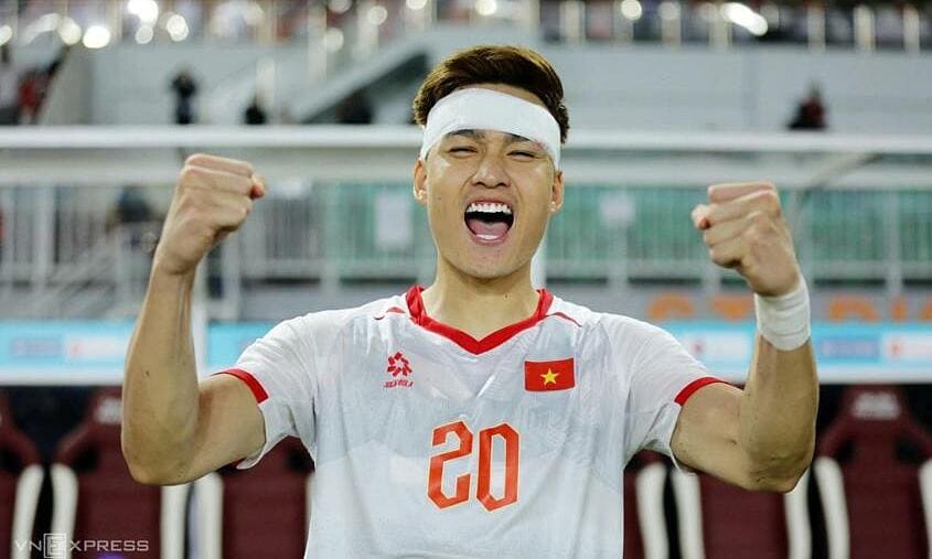 Mẹ trung vệ Việt Anh khóc khi thấy con đổ máu trên sân