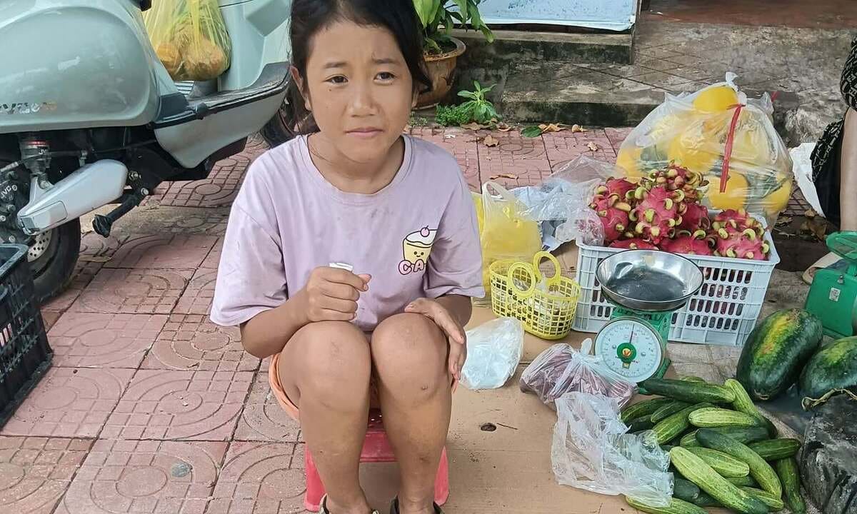 Món quà của những người dưng cho cô bé mồ côi bán rau
