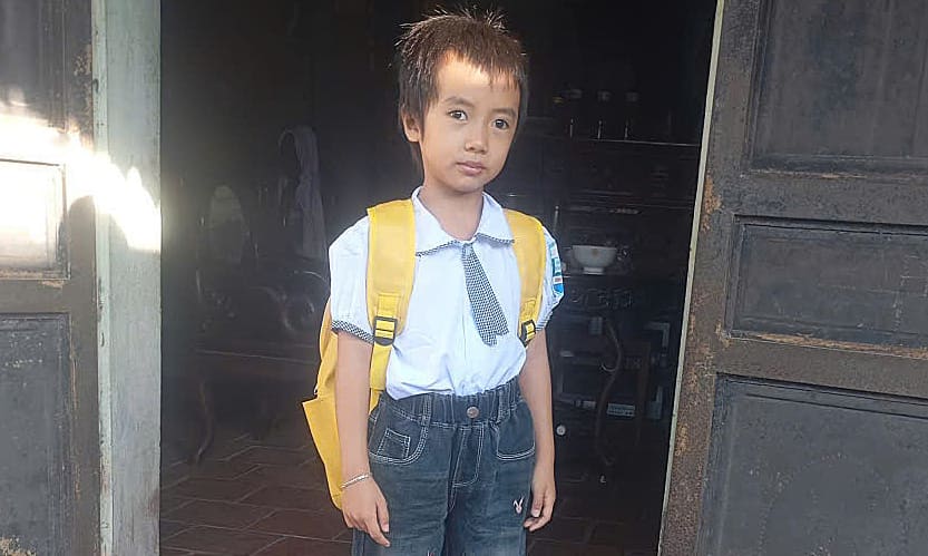 Nỗ lực đến trường của cô bé bị u não