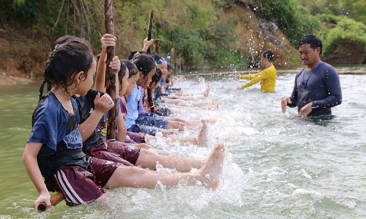 Học bơi trên sông Rào Nan