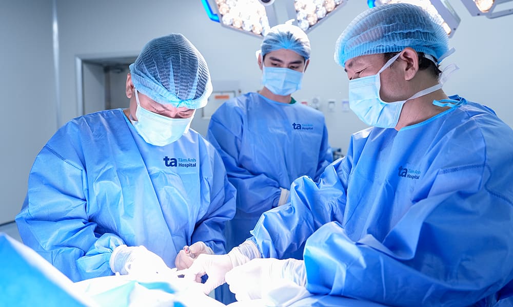 Bé gái bị dị dạng mạch máu gây lệch mặt