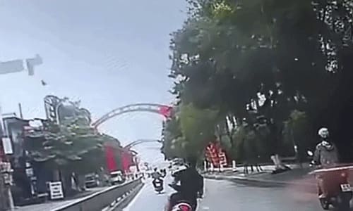 Thanh niên đánh võng xe máy lao thẳng vào xe buýt